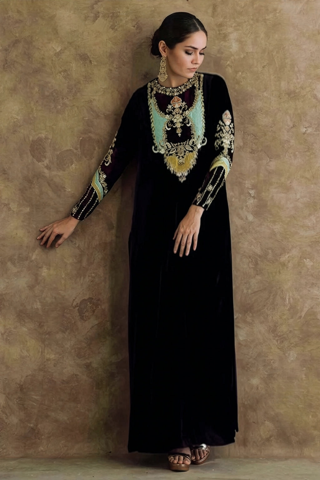 Sara Rohail Asghar Black & Gold Velvet embroidered dupatta view 2