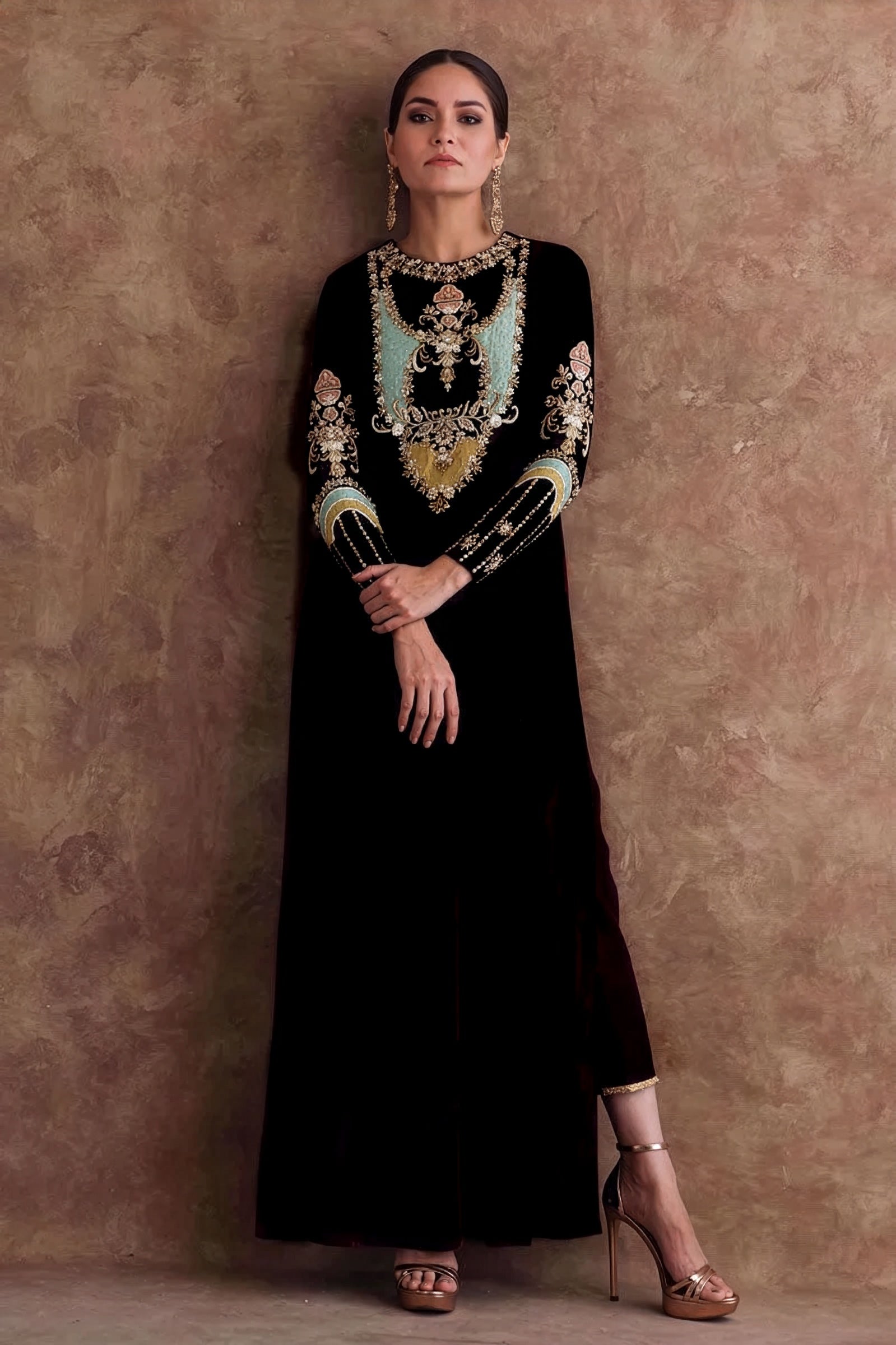 Sara Rohail Asghar Black & Gold Velvet embroidered dupatta view 1