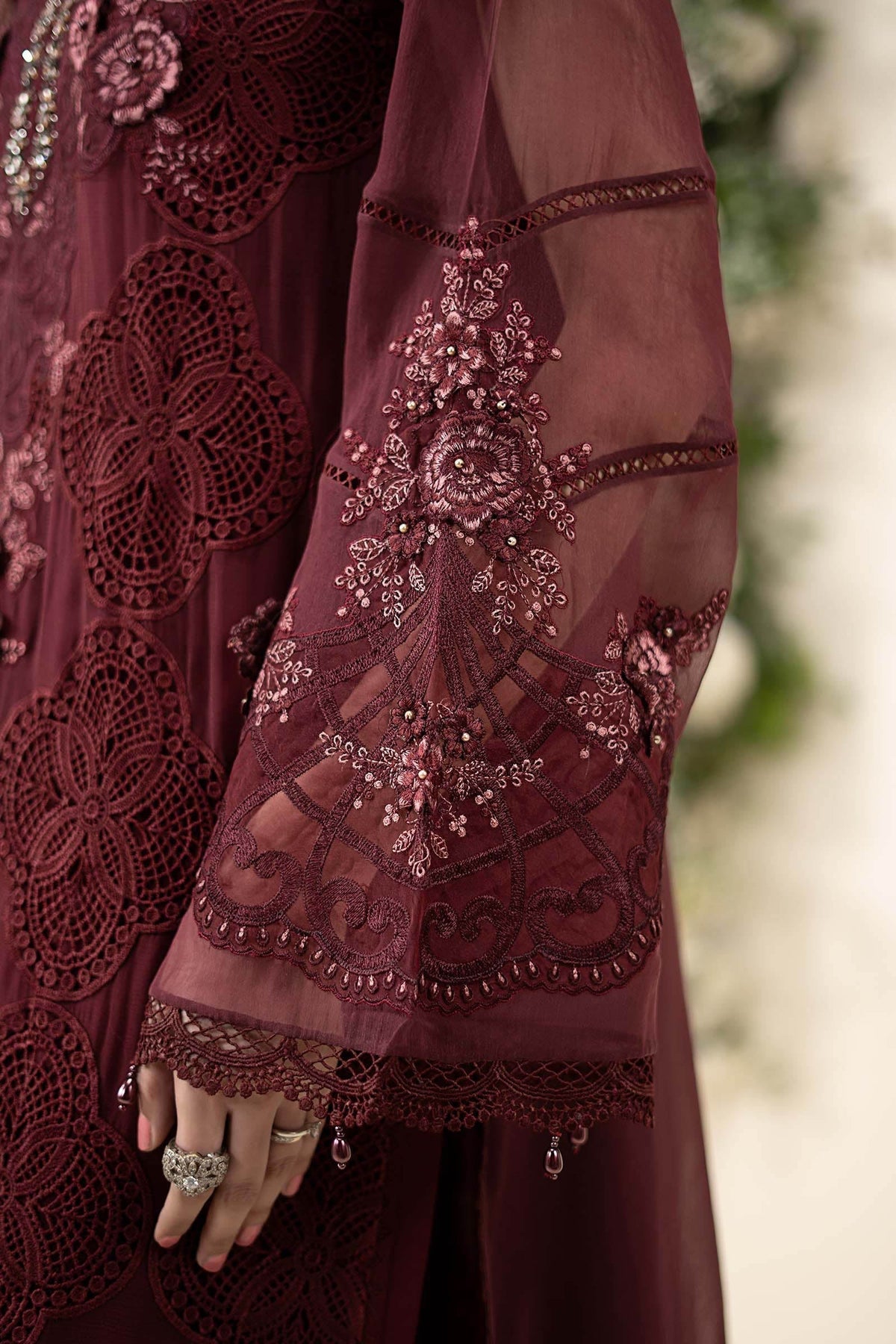Maria B D8 sleeve and dupatta detail